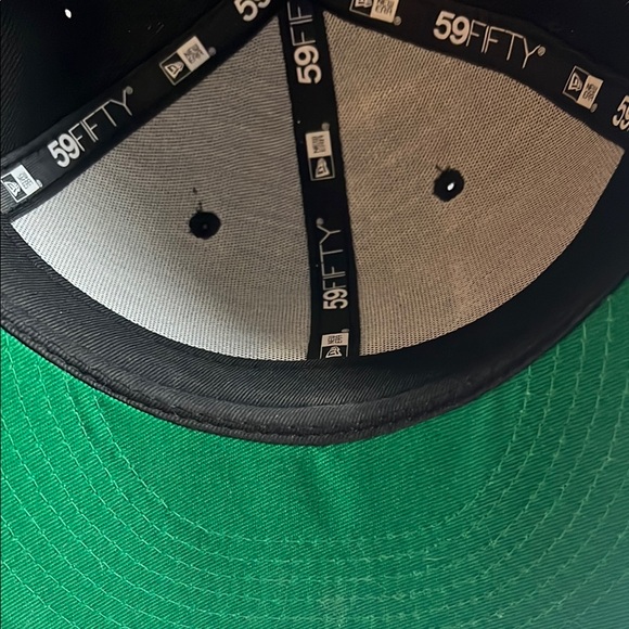 New Era Black Cap with rainbow Chicago Cubs logo - Picture 7 of 7